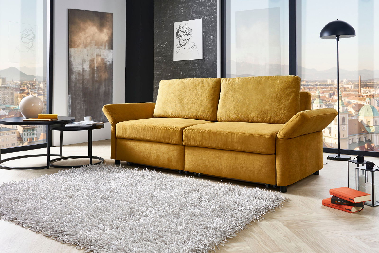 StepOne Schlafsofa MULTIFLEX PLUS Gelbes Funktionssofa in modernem Wohnzimmer mit Stadtblick, seitliche Perspektive