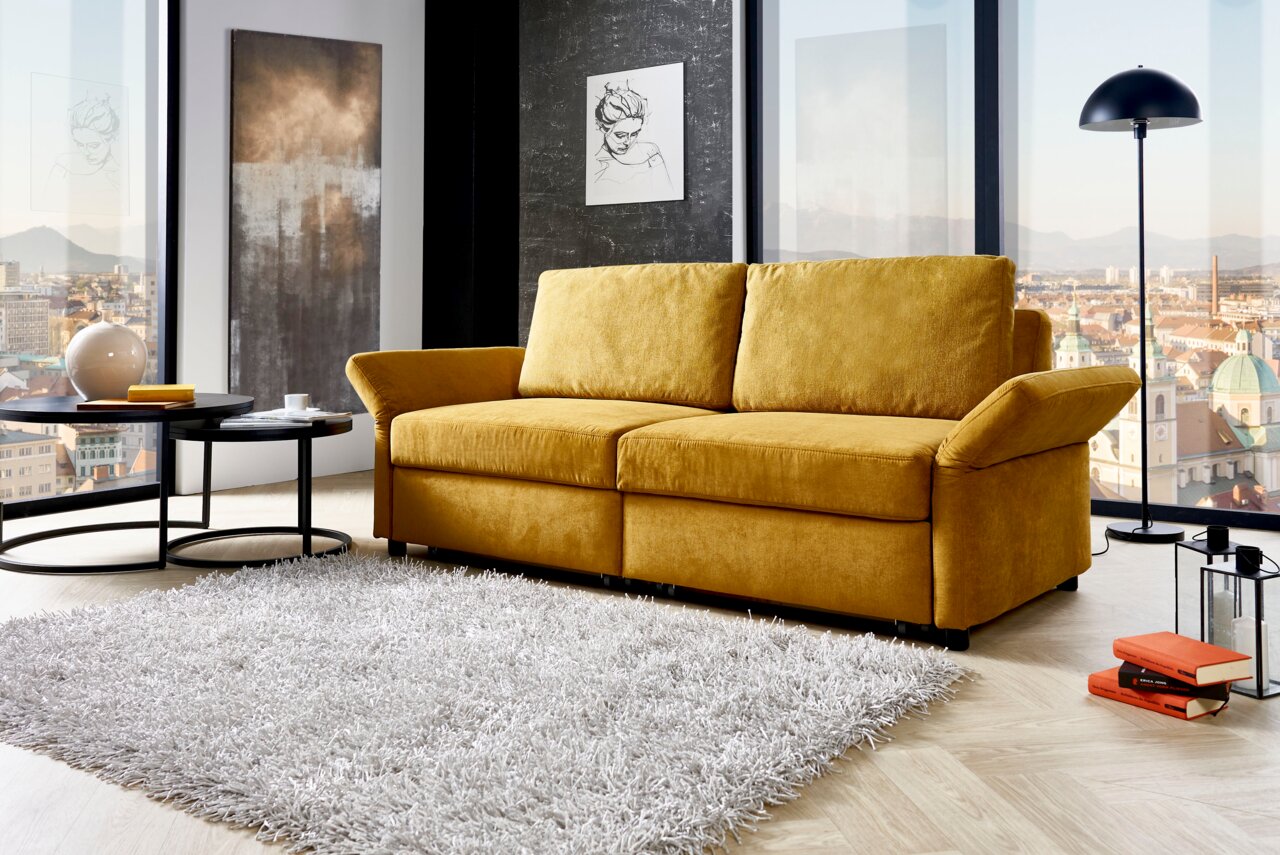 Gelbes Funktionssofa in modernem Wohnzimmer mit Stadtblick, seitliche Perspektive