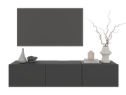 Frontale Ansicht eines modernen, dunkelgrauen TV-Hängelowboards mit Dekorationen wie Vasen und Bücher.
