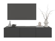 Vooraanzicht van een modern, donkergrijs hangend tv-meubel met decoraties zoals vazen en boeken.