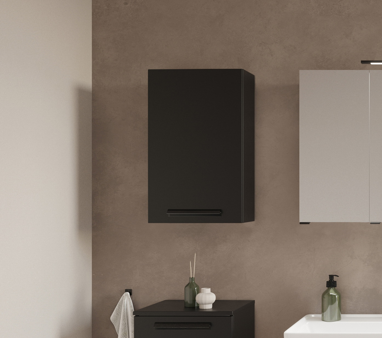 Moderner schwarzer Hängeschrank in einer Badezimmerumgebung, frontal betrachtet.