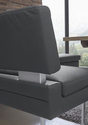 Detailansicht einer modernen Eckbank mit dunkelgrauem Lederbezug und Metallgestell, seitliche Perspektive.