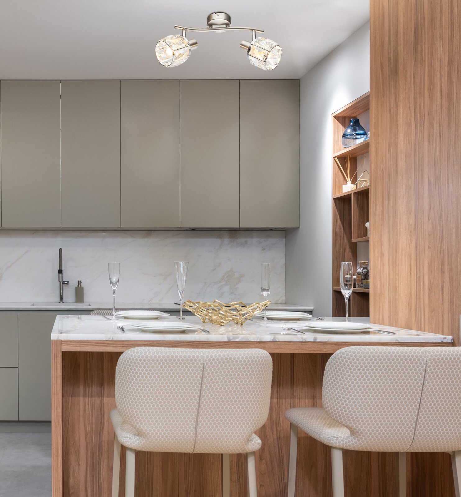 Moderne Deckenstrahler in einer stilvollen Küche, Perspektive von unten