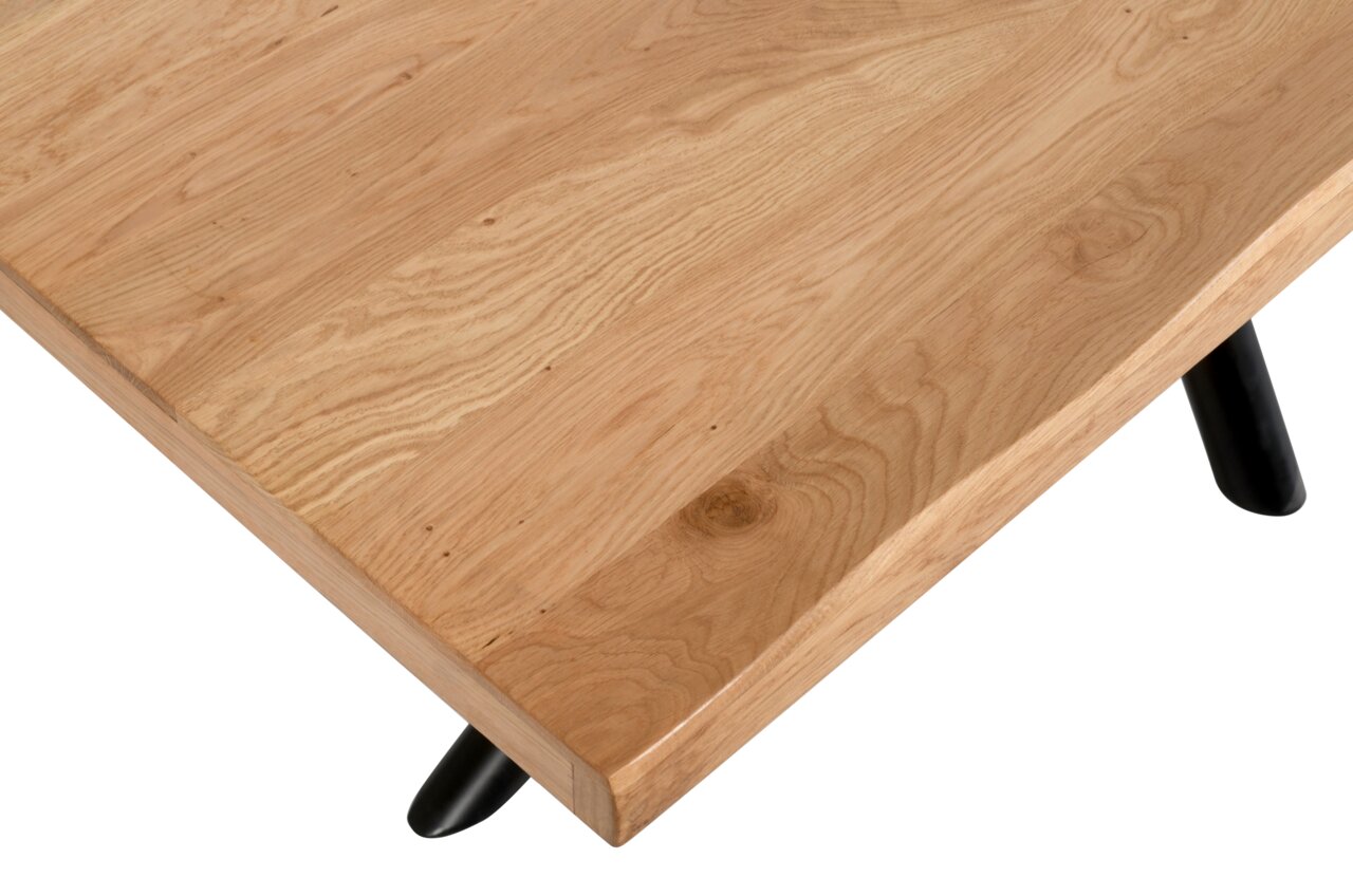 Nahaufnahme eines Esstisches aus Holz mit schwarzem Bein, aus der Vogelperspektive fotografiert.