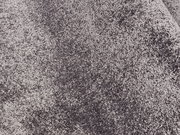 Nahaufnahme eines grauen Uni-Teppichs mit weicher Textur.