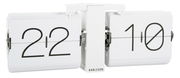 Wanduhr mit Klappzahlen, weiße Karten mit schwarzen Ziffern, seitliche Perspektive