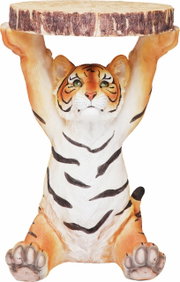 Beistelltisch in Form eines sitzenden Tigers, der eine Tischplatte in Holzoptik über dem Kopf hält. Frontalansicht.