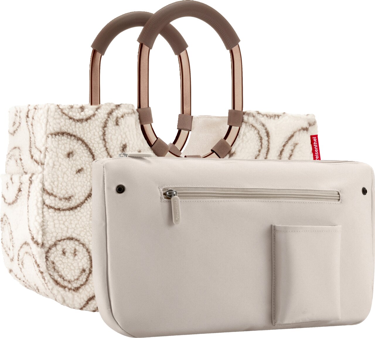 Zwei Reisenthel Tragetaschen im Set, vorne eine beige Tasche mit Reißverschlussfach und braunen Griffen, dahinter eine flauschige cremefarbene Teddy-Tasche mit Muster; freigestellt auf Weiß, Frontansicht in leichter Schrägperspektive