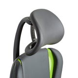 Nahaufnahme eines Gaming Stuhls mit ergonomischer Kopfstütze und grünem Akzent, seitliche Perspektive