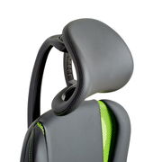 Nahaufnahme eines Gaming Stuhls mit ergonomischer Kopfstütze und grünem Akzent, seitliche Perspektive