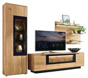 Moderne Wandkombination aus Holz mit Vitrine, TV-Schrank und Wandregalen, frontal betrachtet.