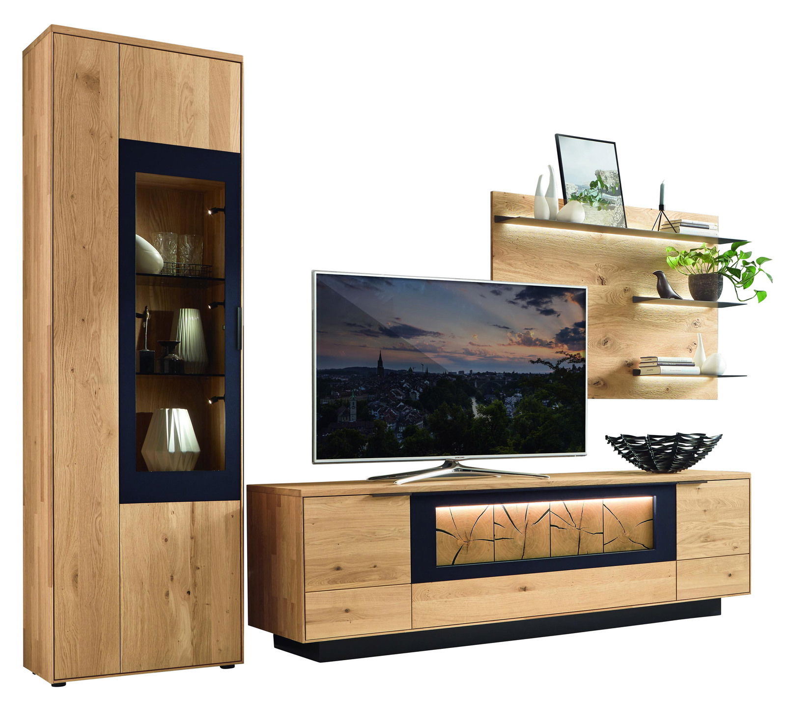 Moderne Wandkombination aus Holz mit Vitrine, TV-Schrank und Wandregalen, frontal betrachtet.