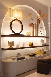 Moderne Uhr auf einem Regal in einem stilvoll dekorierten Raum, seitliche Perspektive