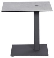 Moderner Beistelltisch mit rechteckiger grauer Tischplatte und schwarzem Metallgestell, seitliche Perspektive