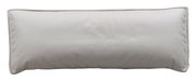 Rechteckiges, hellgraues Kissen in Nahaufnahme, frontal betrachtet.