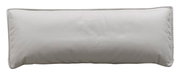 Rechteckiges, hellgraues Kissen in Nahaufnahme, frontal betrachtet.