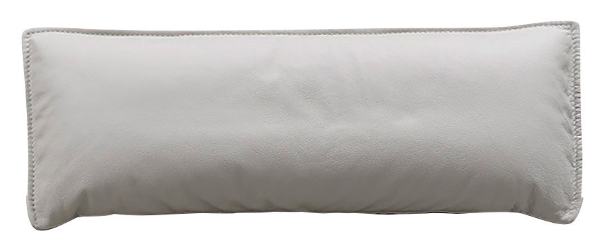 Rechteckiges, hellgraues Kissen in Nahaufnahme, frontal betrachtet.