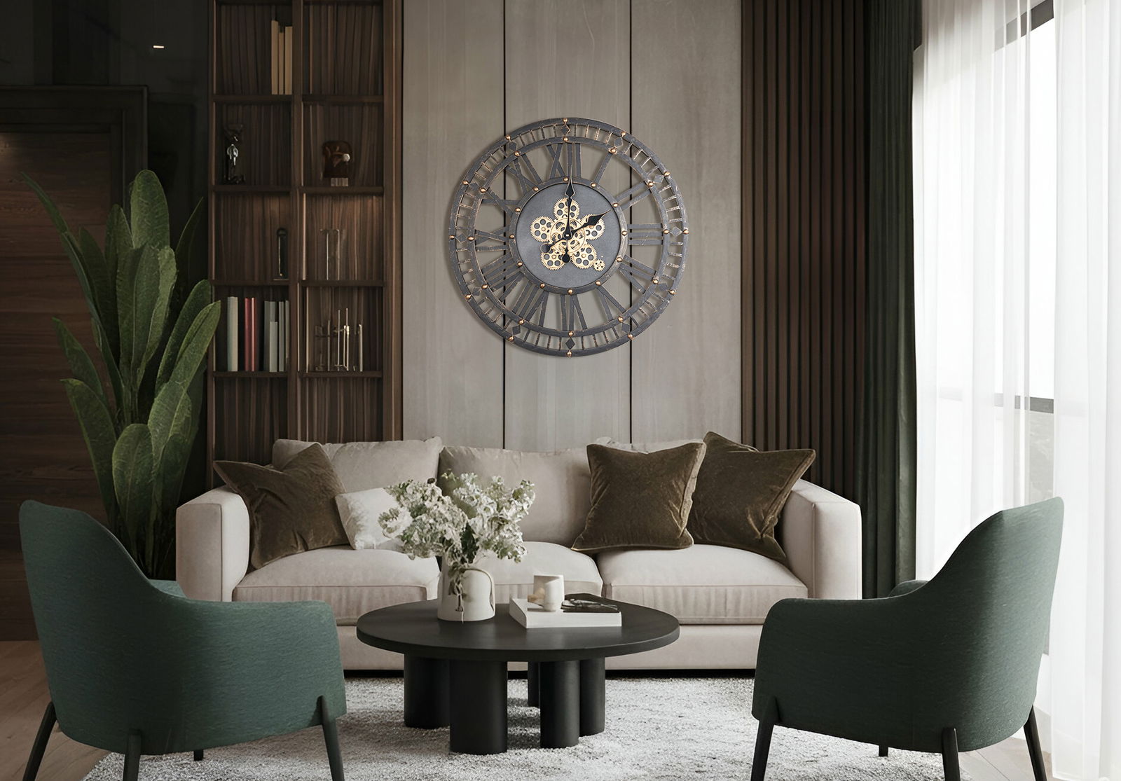 Große, dekorative Wanduhr mit römischen Ziffern und Zahnrädern, frontal an einer Wohnzimmerwand über einem Sofa angebracht.