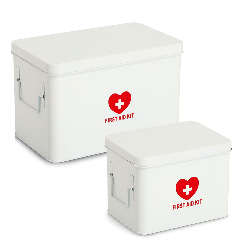 Zwei weiße Medizinboxen mit rotem Herz und Kreuz, Aufschrift 'FIRST AID KIT', aus seitlicher Perspektive.