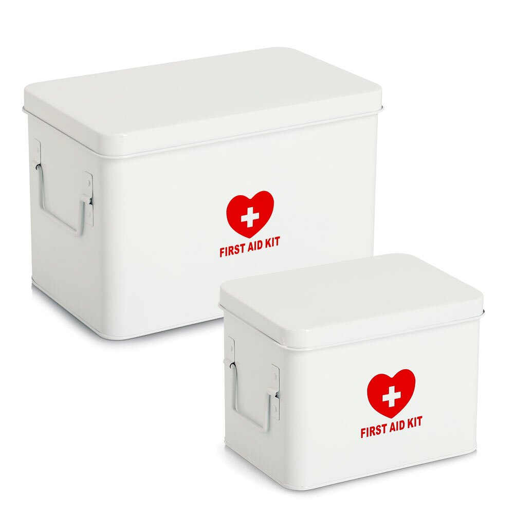 Zwei weiße Medizinboxen mit rotem Herz und Kreuz, Aufschrift 'FIRST AID KIT', aus seitlicher Perspektive.