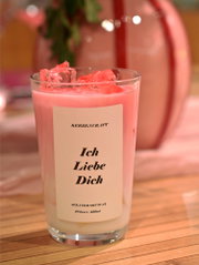 Roze geurkaars in een glas met ijsblokjeseffect en het opschrift ‘Ich Liebe Dich’.