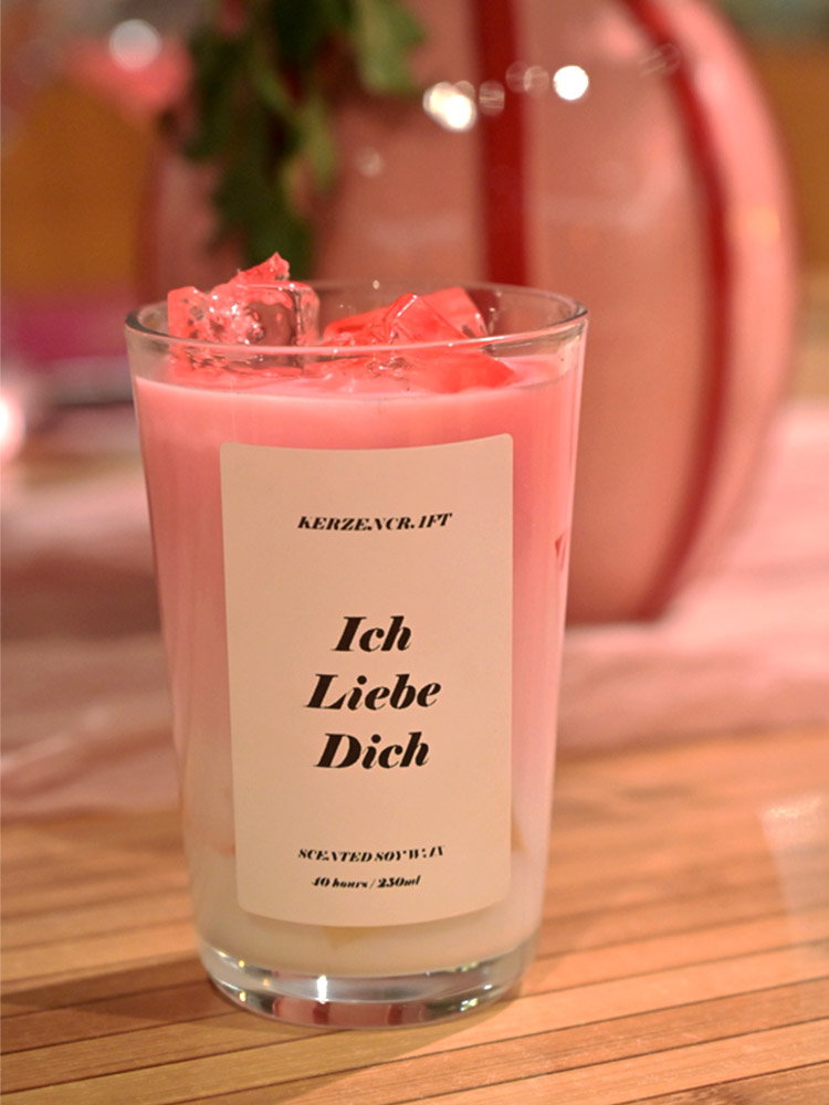 Roze geurkaars in een glas met ijsblokjeseffect en het opschrift ‘Ich Liebe Dich’.