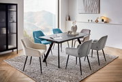 Moderne eettafel met een zwart tafelblad en zes gestoffeerde stoelen in verschillende kleuren, in een stijlvol ingerichte ruimte met een groot raam en uitzicht op de bergen, gezien vanuit een zijdelingse hoek.