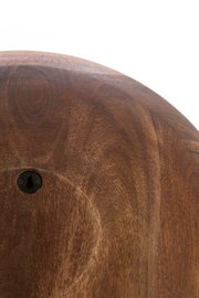 Detailaanzicht van de achterzijde van een rond, donkerbruin houten wandobject met zichtbare houtnerf en metalen sleutelgatophanging