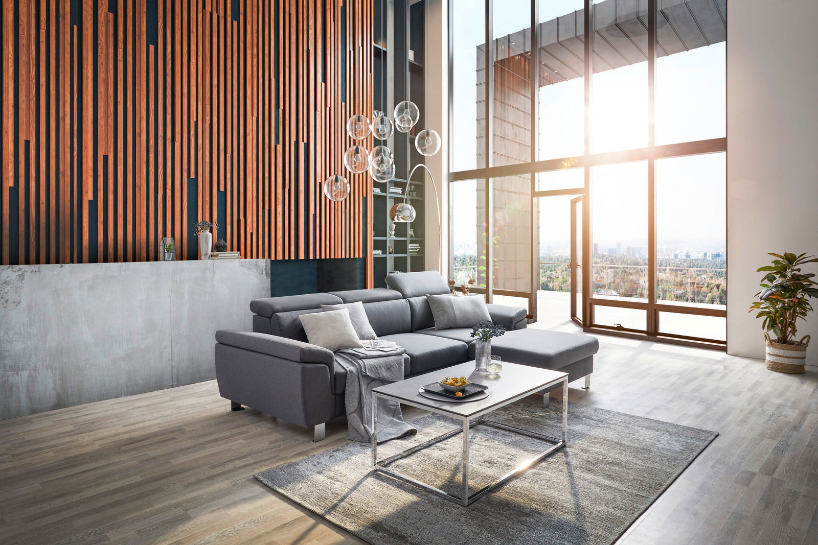 Moderne Wohnzimmeransicht mit grauem Ecksofa, Couchtisch und großen Fenstern mit Blick auf die Stadt.