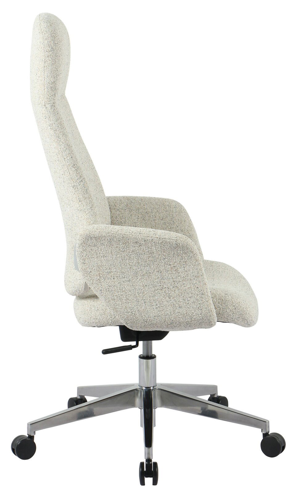 Seitenansicht eines beigen Chefsessels mit hoher Rückenlehne und verstellbarem Hebel auf einem stabilen Metallfuß mit Rollen.