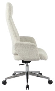 Zijaanzicht van een beige directiestoel met hoge rugleuning en verstelbare hendel op een stevige metalen voet met wieltjes.