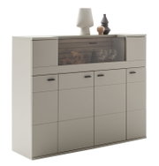 Moderne graue Highboard-Kommode mit Glaseinsatz und schwarzen Griffen, frontale Ansicht leicht von links; auf der Ablage dekorative Vasen und Gläser sichtbar.