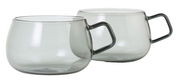 Zwei transparente Tassen mit Henkel aus Glas, seitliche Perspektive