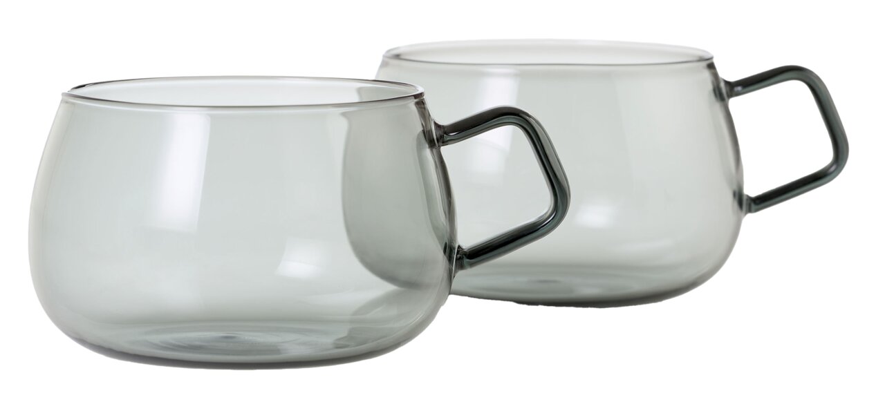Zwei transparente Tassen mit Henkel aus Glas, seitliche Perspektive