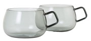 Zwei transparente Tassen mit Henkel aus Glas, seitliche Perspektive