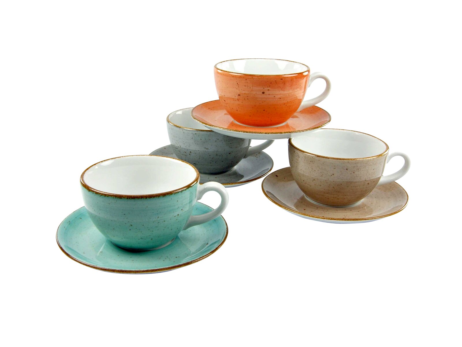 Vier gesprenkelte Keramik-Kaffeetassen mit Untertassen in Türkis, Orange, Grau und Beige auf weißem Hintergrund, schräg von vorne aus leicht erhöhter Perspektive fotografiert