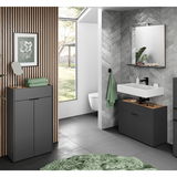 Modernes Badezimmer-Set mit grauen Schränken, Waschbecken und Spiegel, aus der Perspektive des gesamten Raumes aufgenommen.
