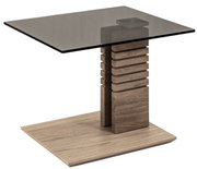 Moderne bijzettafel met glazen blad en houten onderstel, zijaanzicht