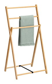 Holz-Handtuchständer mit zwei Stangen, auf denen ein grünes Handtuch hängt, seitliche Perspektive