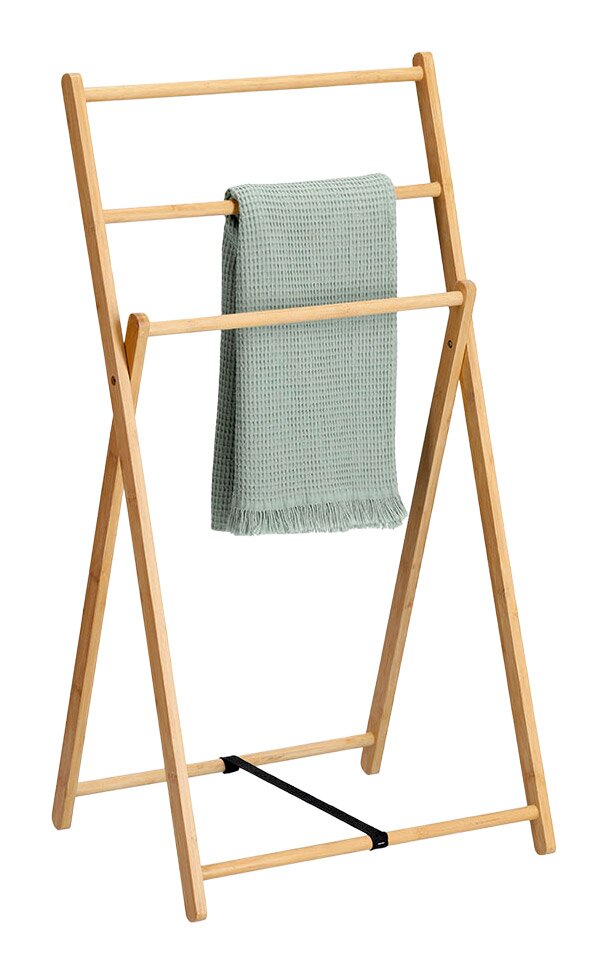 Holz-Handtuchständer mit zwei Stangen, auf denen ein grünes Handtuch hängt, seitliche Perspektive