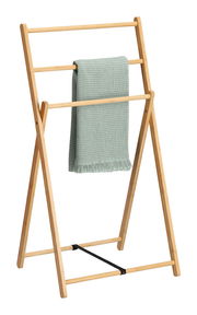 Holz-Handtuchständer mit zwei Stangen, auf denen ein grünes Handtuch hängt, seitliche Perspektive