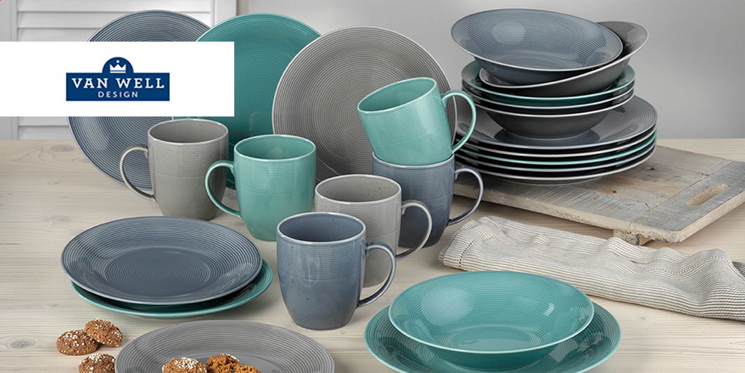 Buntes Geschirrset in Grau, Türkis und Blau mit Tellern, Schalen und Tassen auf einem Holztisch.