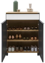 Moderner Schuhschrank mit offenen Türen, gefüllt mit verschiedenen Schuhen auf drei Regalböden, aus der Frontalperspektive fotografiert. Obenauf stehen dekorative Gegenstände.