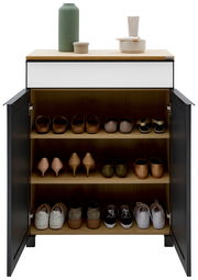 Moderner Schuhschrank mit offenen Türen, gefüllt mit verschiedenen Schuhen auf drei Regalböden, aus der Frontalperspektive fotografiert. Obenauf stehen dekorative Gegenstände.