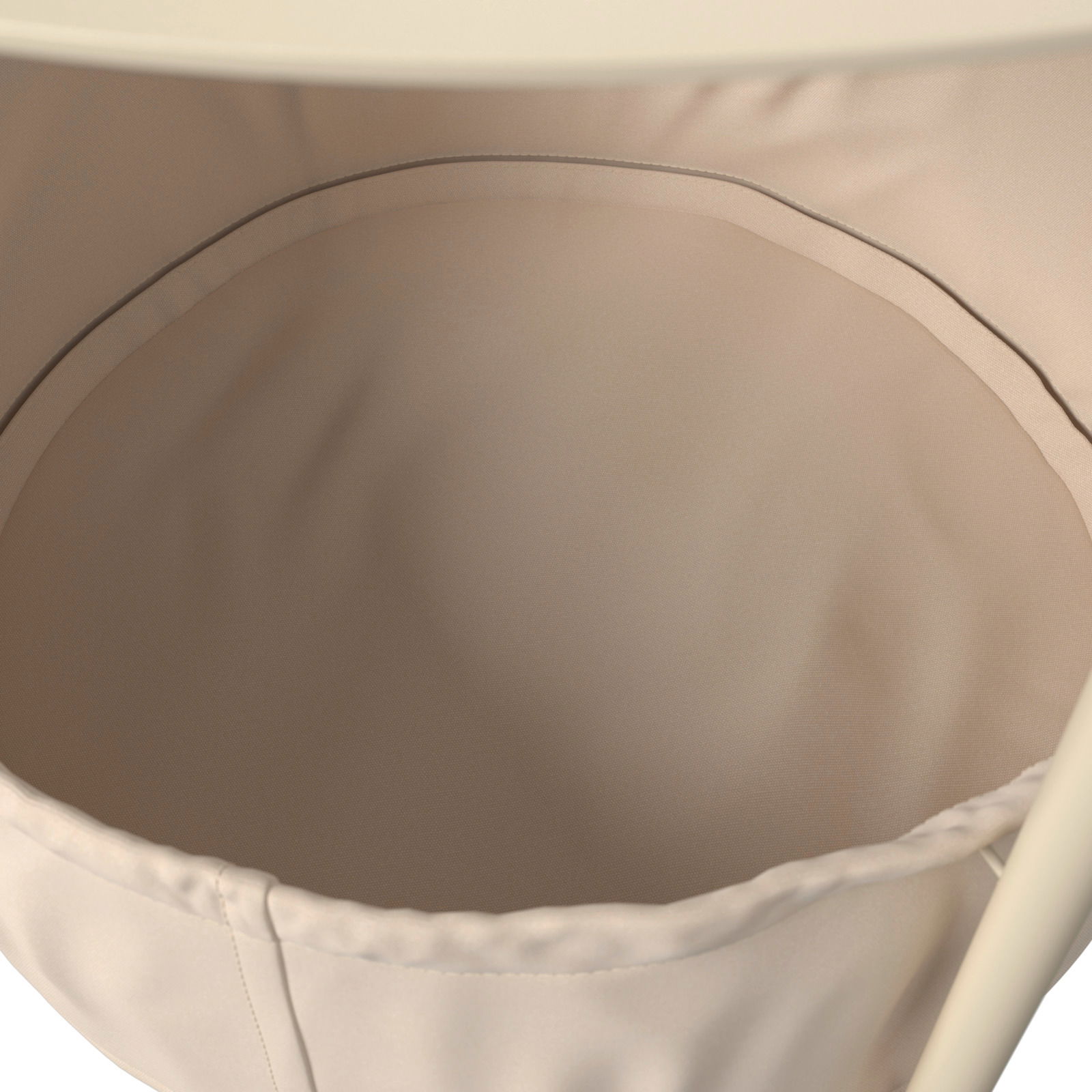 Nahaufnahme eines beigen Beistelltisches mit Stoffeinsatz von oben betrachtet.