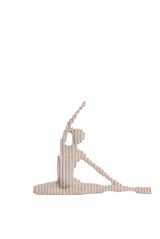 Seitenansicht eines wellenförmigen Ornaments in Form einer sitzenden Figur mit ausgestrecktem Bein und erhobenem Arm.