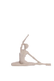 Zijaanzicht van een golvend ornament in de vorm van een zittend figuur met een uitgestrekt been en een opgeheven arm.