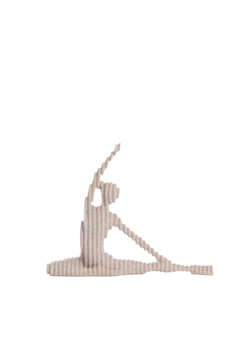 Zijaanzicht van een golvend ornament in de vorm van een zittend figuur met een uitgestrekt been en een opgeheven arm.