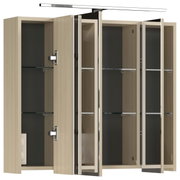 Moderne spiegelkast met drie open deuren, houtlook, glazen planken en ingebouwde verlichting, zijaanzicht.