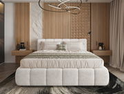 Frontale Ansicht eines eleganten Polsterbettgestells mit weißem Stoffbezug, flankiert von modernen Nachttischen und einer stilvollen Wandverkleidung aus Holz und Stein.